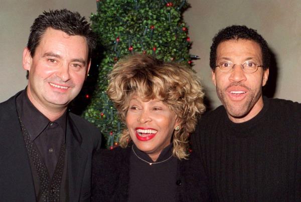 Tina Turner celebrates her birthday with Erwin Bach and singer Lio<em></em>nel Richie in 1998.