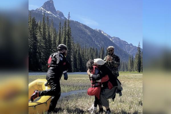 Shunghla Mashwani became separated with her family after she was unable to find the footbridge, according to the sheriff’s office.</p>

<p>　　