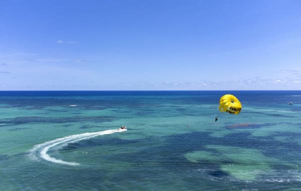 An aerial photo shows people participating watersports at a beach in Punta Cana, Dominican Republic.</p>

<p>　　