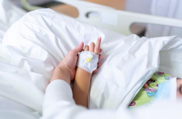 Young mother with protective face mask holding son's hand while lying on the hospital bed with him. Emotio<em></em>nal Family Moment. Child vascular access</p>

<p>　　