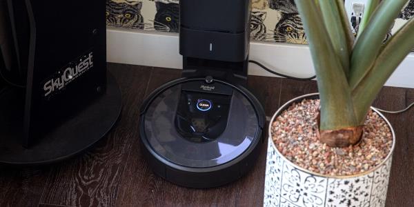 Roomba on charging ba<em></em>se