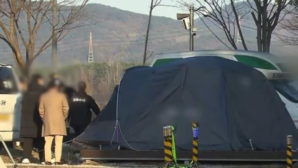 A married couple in their 50s and their grandson were found dead in a tent in Yeoju Gyeo<em></em>nggi Province, Nov. 11, 2023. Police authorities suspect they likely died from carbon mo<em></em>noxide poisoning. (Screenshot from SBS)