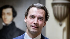 Ukraine supporter attacks Dutch MP (VIDEO)