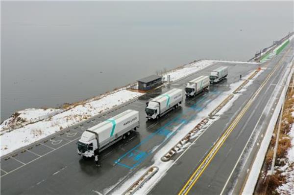 This photo provided by Mars Auto shows its self-driving trucks parked on a road in Gunsan, a<em></em>bout 180 kilometers south of Seoul. (PHOTO NOT FOR SALE) (Yonhap)