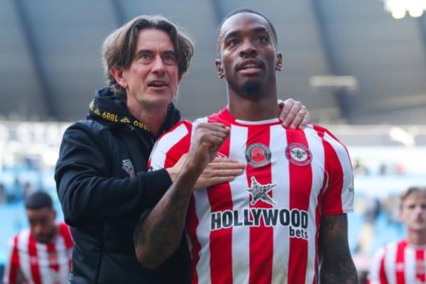 Thomas Frank, manager of Brentford, celebrates towards the away support with Ivan To<em></em>ney of Brentford during the Premier League match between Manchester City and Brentford FC at Etihad Stadium.