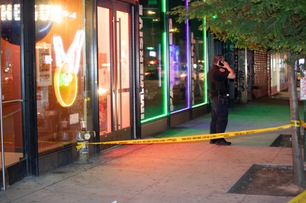 A verbal spat between the victim and three other men turned violent when it spilled out of The Gutter L.E.S. on Essex Street near Broome Street around 1:40 a.m., police said.</p>

<p>　　