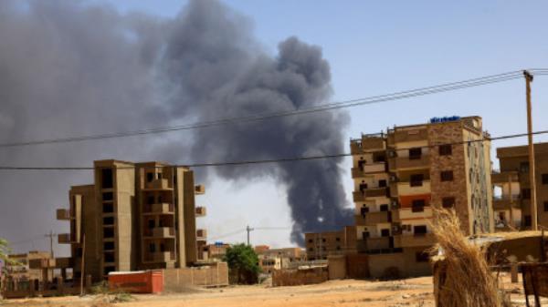 Smoke rises above buildings after an aerial bombardment, during clashes between the paramilitary Rapid Support Forces and the army in Khartoum North, Sudan, May 1, 2023. REUTERS/Mohamed Nureldin Abdallah/File Photo