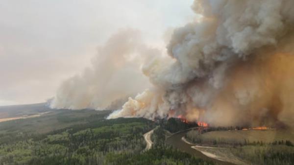 A smoke column rises from wildfire EWF-035 near Shining Bank, Alberta, Canada May 5, 2023. Alberta Wildfire/Handout via REUTERS</p>

<p>　　