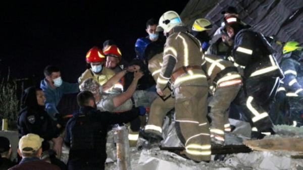 Emergency workers rescue a man from debris of a residential building heavily damaged by a Russian missile strike, amid Russia's attack on Ukraine, on outskirt of the Dnipro city, Ukraine June 3, 2023. Press service of the State Emergency Service of Ukraine/Handout via REUTERS</p>

<p>　　