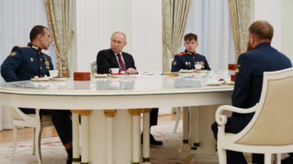 Russian President Vladimir Putin meets with the crew of the Alyosha T-80 tank, which destroyed a Ukrainian armoured co<em></em>nvoy on the Zaporizhzhia direction in the course of Russia-Ukraine conflict, at the Kremlin in Moscow, Russia August 24, 2023. Sputnik/Mikhail Klimentyev/Kremlin via REUTERS/File Photo