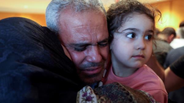 Ali Mazloum, a Lebanese citizen who was evacuated from Sudan, is welcomed upon arrival at Beirut airport, Lebanon 25 April 2023. REUTERS/Mohamed Azakir</p>

<p>　　