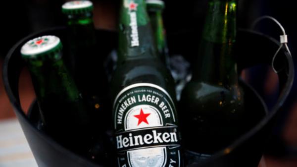 A photo illustration of a bucket with Heineken beers at a pub in Singapore on 4 October 2017. File Photo: Reuters/Edgar Su