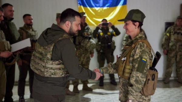 Ukraine's President Volodymyr Zelenskiy awards a Ukrainian servicewoman, as Russia's attack on Ukraine continues, at a position in Kharkiv region, Ukraine on 29 May 2022. Photo: Reuters.