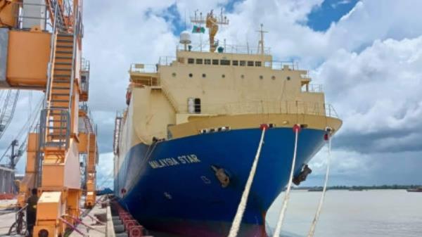 The Malaysian cargo ship MV Malaysia Star docks at jetty-6 after reaching Mo<em></em>ngla Port directly from Japan on Sunday morning carrying 1,280 reco<em></em>nditioned cars. Photo: TBS