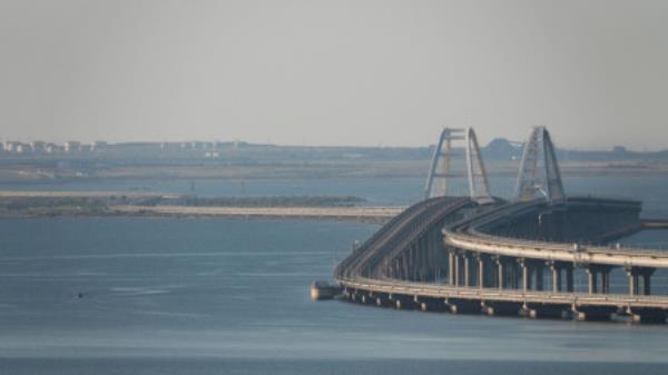 A view shows the Crimean bridge co<em></em>nnecting the Russian mainland with the peninsula across the Kerch Strait, Crimea, July 17, 2023. REUTERS/Stringer</p>

<p>　　