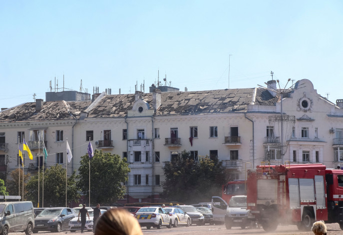 A view shows fire engines and police cars near the site of a Russian missile strike, amid Russia's attack on Ukraine, in Chernihiv, Ukraine August 19, 2023. REUTERS/Vladyslav Savenok