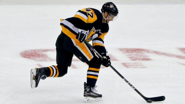 Pittsburgh Penguins' Adam Johnson plays against the Columbus Blue Jackets during an NHL preseason hockey game, Saturday, Sept. 22, 2018, in Pittsburgh. (AP Photo/Keith Srakocic)