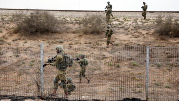 Israeli soldiers scan an area while sirens sound as rockets from Gaza are launched towards Israel, near Sderot, southern Israel, October 9, 2023. REUTERS/Amir Cohen</p>

<p>　　