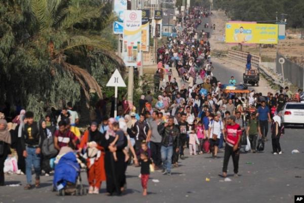 Palestinians flee to the southern Gaza Strip on Salah al-Din Street in Bureij, Gaza Strip, Nov. 8, 2023.