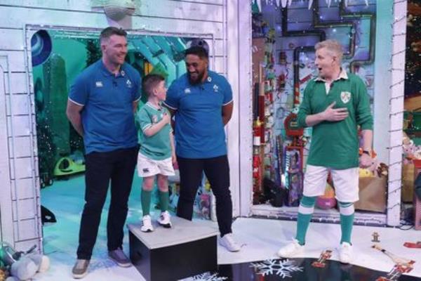 Bundee Aki and Peter O’Mahony surprise toy demo<em></em>nstrator Stevie Mulroo<em></em>ney (7) from Kilkenny. Picture: Andres Poveda