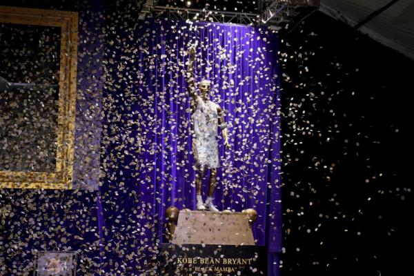 Lakers Bryant Statue Basketball