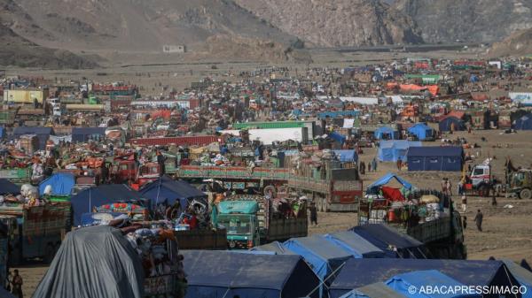 A makeshift camp near the Afghanistan-Pakistan Torkham border in Nangarhar province | Photo: Imago Images / Esmatullah Habibian 