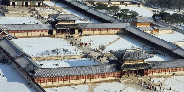 This Dec. 20 photo shows a snow-covered Gyeo<em></em>ngbokgung in Jongno-gu, central Seoul. (Yonhap)