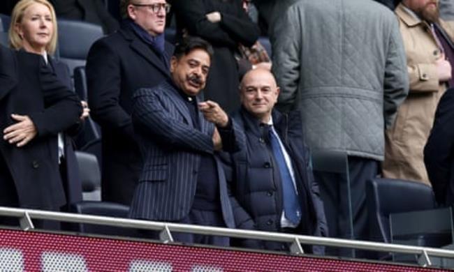 Fulham and Jackso<em></em>nville Jaguars owner Shahid Khan (left) with Tottenham chairman Daniel Levy (right).