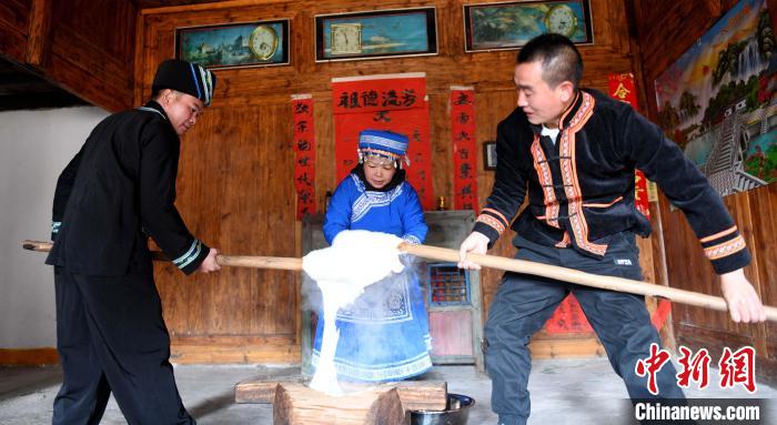 广西特产粑粑_广西龙胜：村民赶制特色年味美食粑粑果_广西粑粑