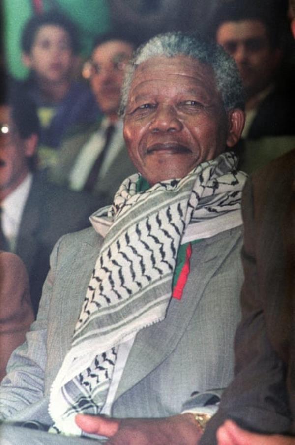 mandela wears keffiyeh