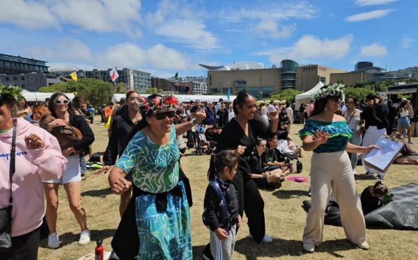 The crowd follows along with traditio<em></em>nal Cook Islands dancing.