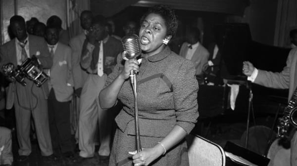 Dinah Washington performing in a club