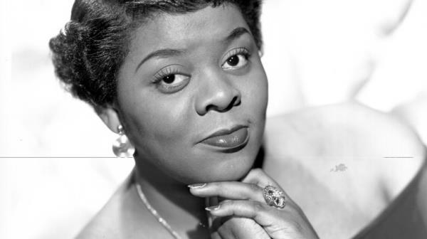 Dinah Washington posing for a portrait