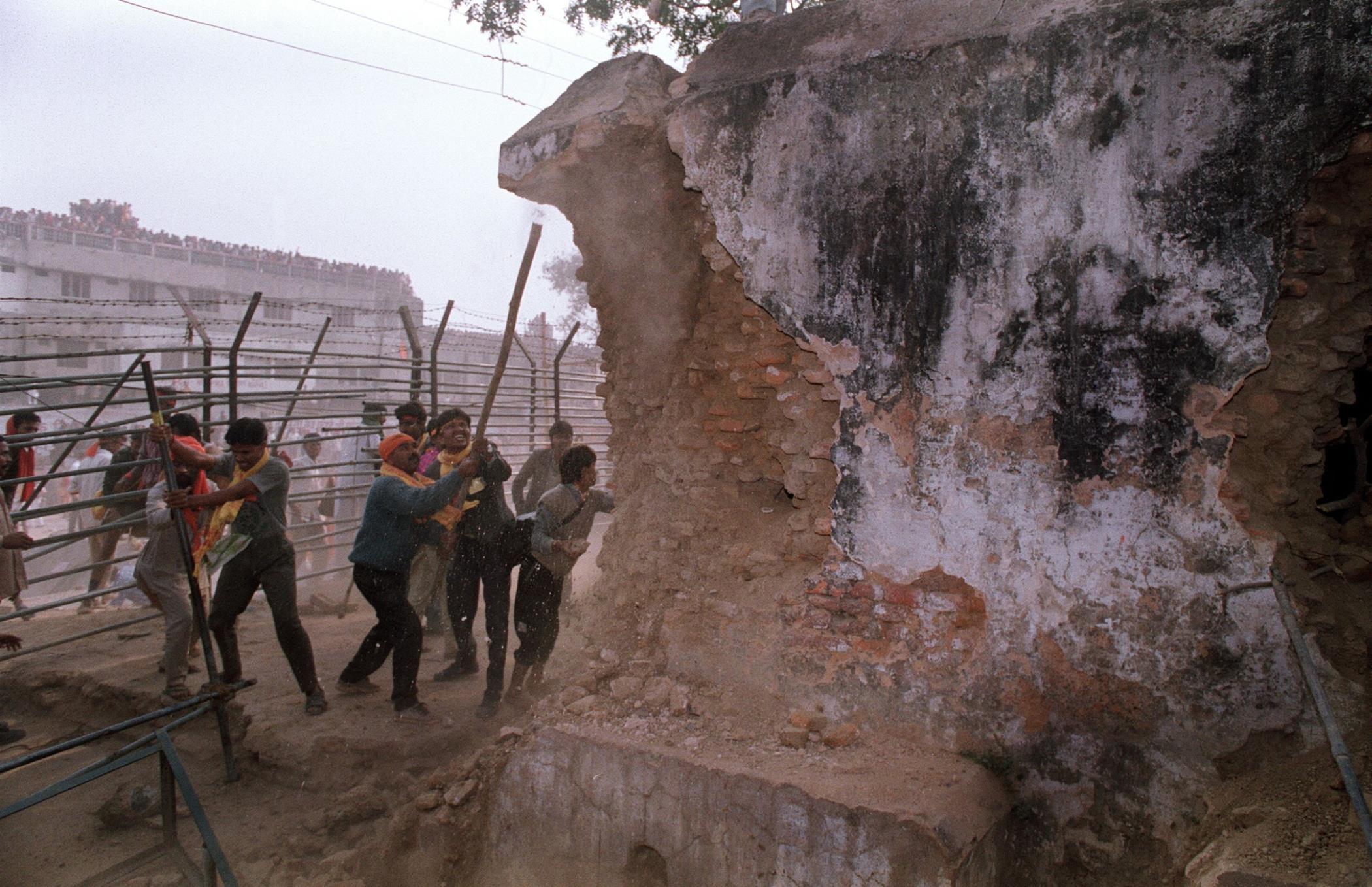 Hindu zealots raze the 16th Century Babri Mosque, Ayodhya, India, Dec. 6, 1992. (AFP Photo)