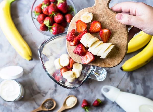 making smoothie