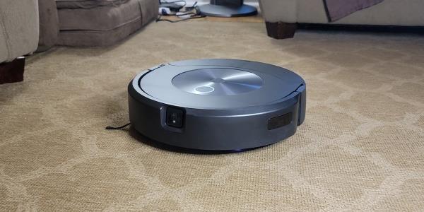 Roomba Combo j7+ vacuuming carpet