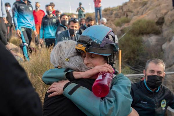 Spanish sportswoman Beatriz Flamini (R) hugs a relative upon getting out of a cave in Los Gauchos, near Motril on April 14, 2023 after spending 500 days inside. 