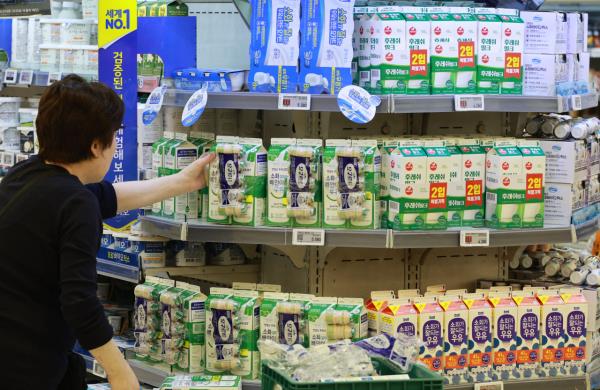 A customer shops for groceries at a supermarket in Seoul on Monday. (Yonhap)