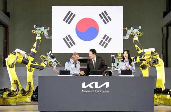 South　Korean　President　Yoon　Suk　Yeol　(center)　shakes　hands　with　Hyundai　Motor　Chairman　Chung　Euisun　at　Kia's　EV　plant　ground-breaking　ceremony