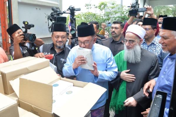 PM Anwar: Distribution of copies of Quran im<em></em>portant to enhance understanding of Islam 