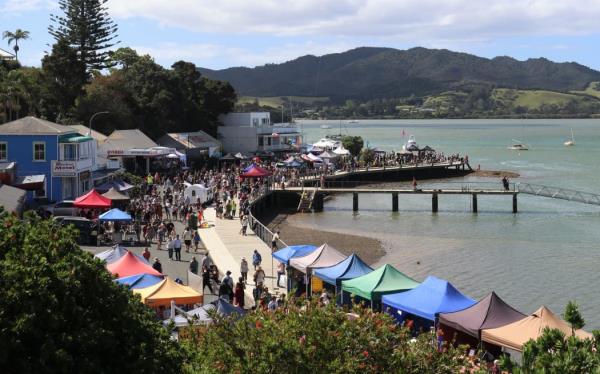 Mangōnui, in the Far North’s Doubtless Bay, is a busy little town – especially during the annual Waterfront Festival – but it no lo<em></em>nger has a bank. Photo: Peter de Graaf