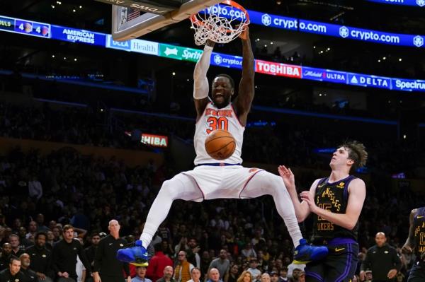  Knicks forward Julius Randle (30) dunks the ball against Los Angeles Lakers guard Austin Reaves