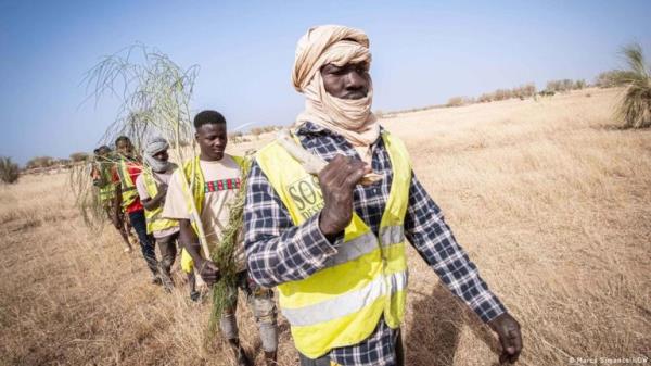 Thay may not look like stereotypical firemen, but the refugee brigade in M'bera ensures everyone's safety - and livelihood | Photo: Marco Simoncelli/DW