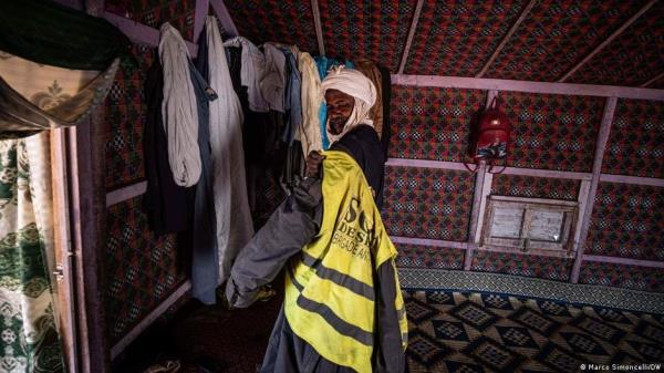 After a long day’s work, Messaoud relaxes at home at the refugee camp with his family | Photo: Marco Simoncelli/DW