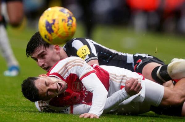 Newcastle United's Tino Livramento fouls Arsenal's Gabriel Martinelli.