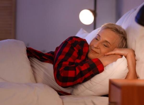 mature woman sleeping in bed, co<em></em>ncept of cognitive shuffling to fall asleep faster