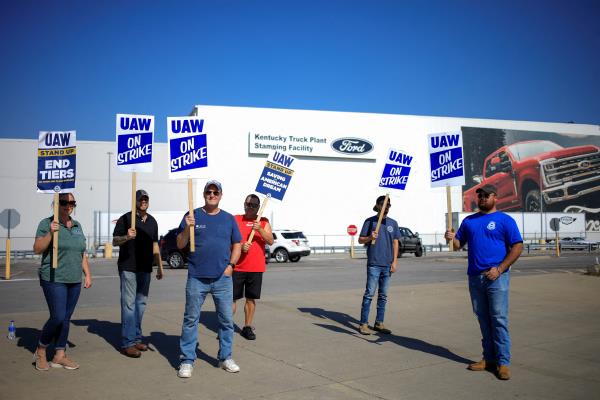 United Auto Workers (UAW) unio<em></em>n members picket outside Ford's Kentucky truck plant