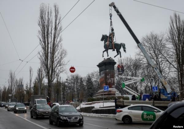 Municipal workers dismount a mo<em></em>nument to Mykola Schors, a Soviet field commander during the Russian Civil War, in Kyiv, Ukraine, Dec. 9, 2023.