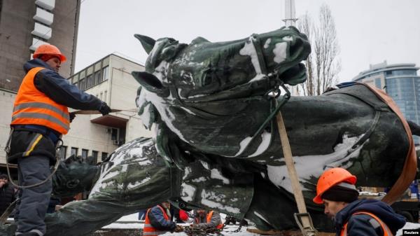 Municipal workers take down a mo<em></em>nument to Mykola Schors, a Soviet field commander during the Russian Civil War, in Kyiv, Ukraine, Dec. 9, 2023.