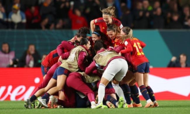 Spain players celebrating after Olga Carmona’s goal during the semi-final against Sweden.